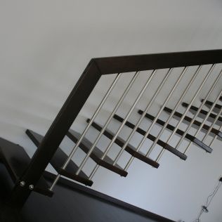Schwarze Treppe freitragend Schwarze Treppe freitragend