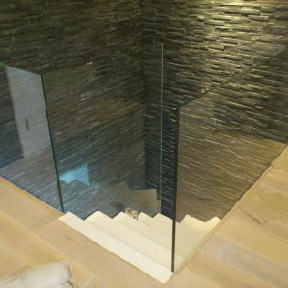 Weisse Faltwerktreppe mit Glasgeländer Weisse Faltwerktreppe mit Glasgeländer