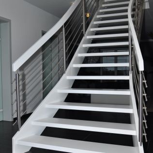 Weisse Treppe mit Reling Weisse Treppe mit Reling