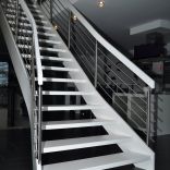 Weisse Treppe mit Reling