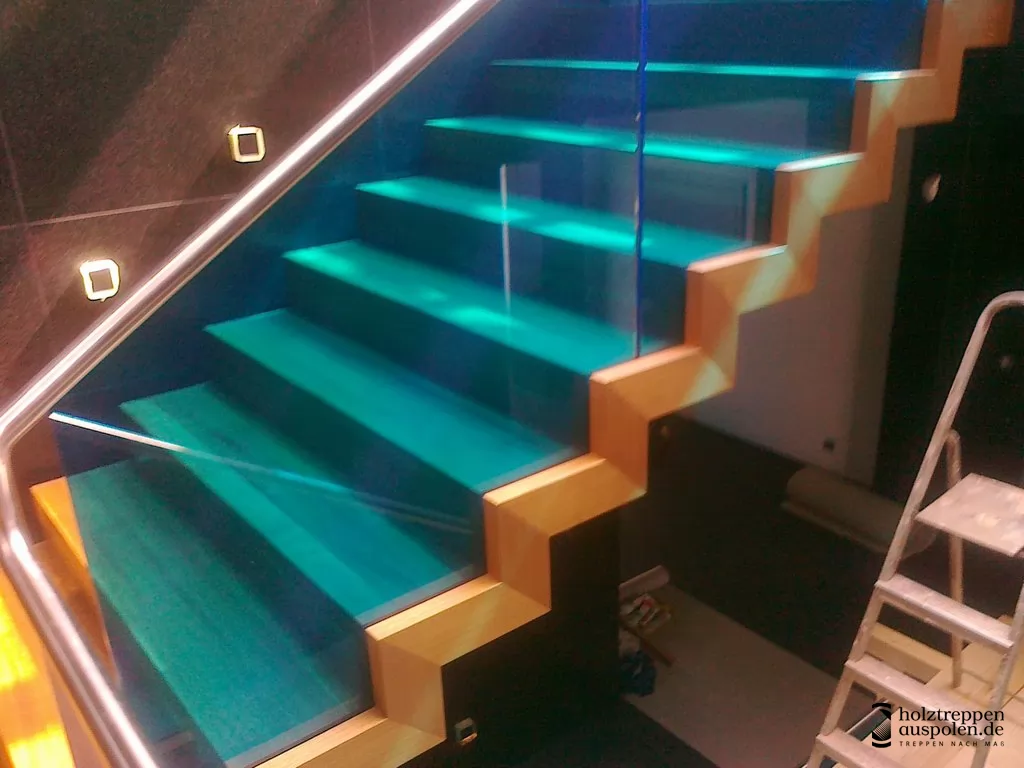 Faltwerktreppe mit Glas