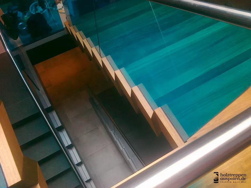 Faltwerktreppe mit Glas