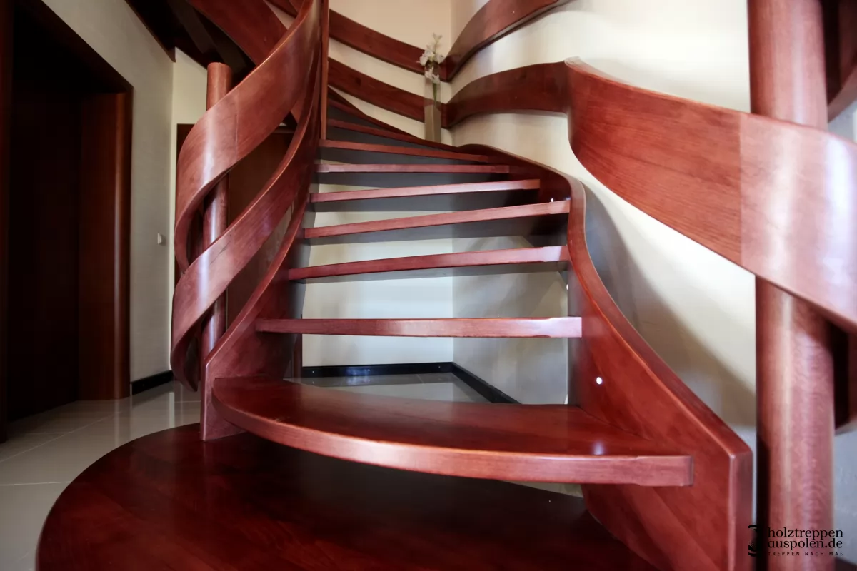 Geschwungene Wangentreppe