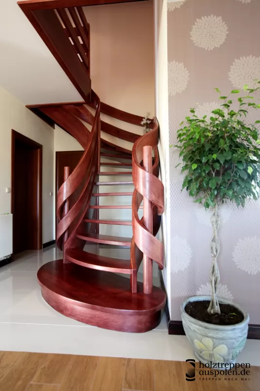Geschwungene Wangentreppe