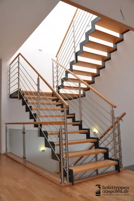 Stahlwangentreppe mit Relinggeländer 