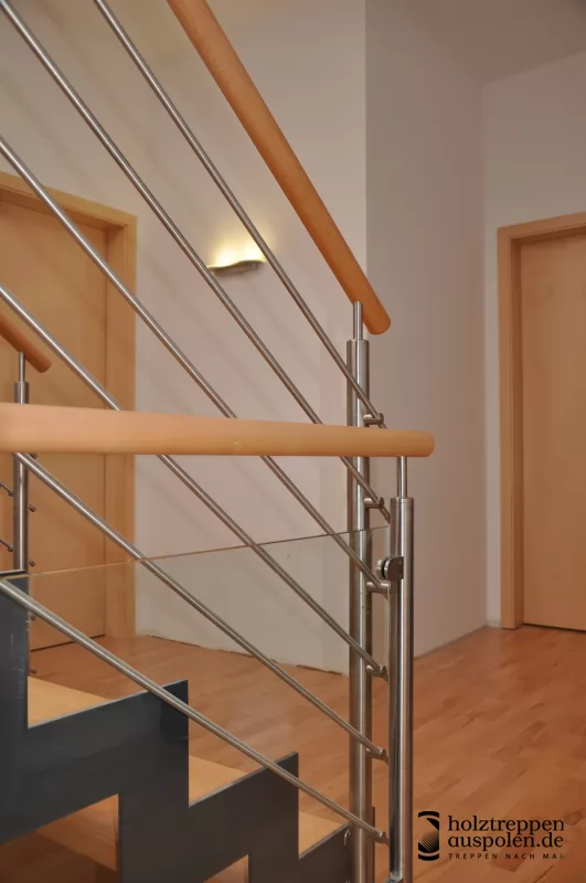 Stahlwangentreppe mit Relinggeländer 