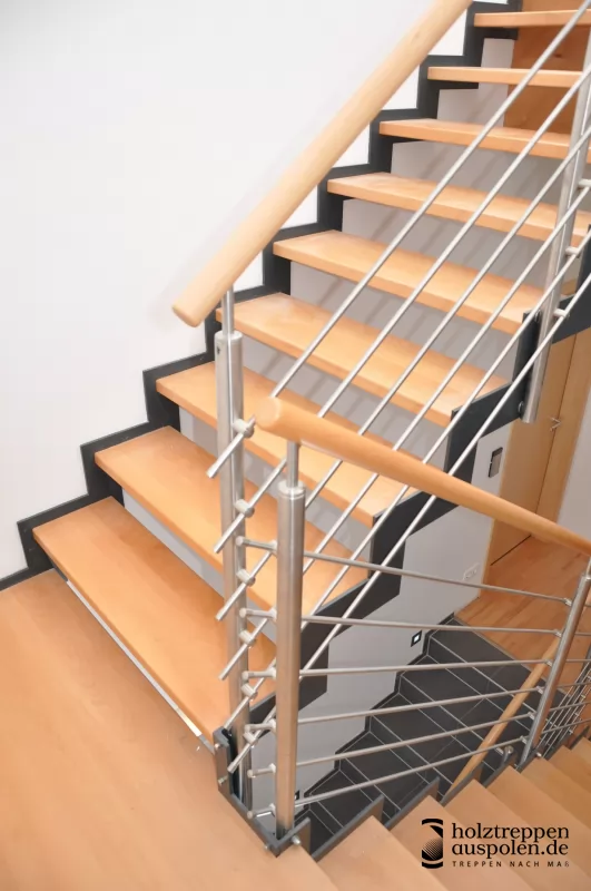 Stahlwangentreppe mit Relinggeländer 