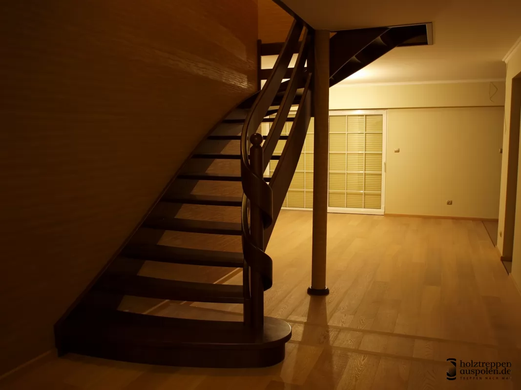 Treppe in Esche mit rundem Pfosten und umgewickeltem Handlauf