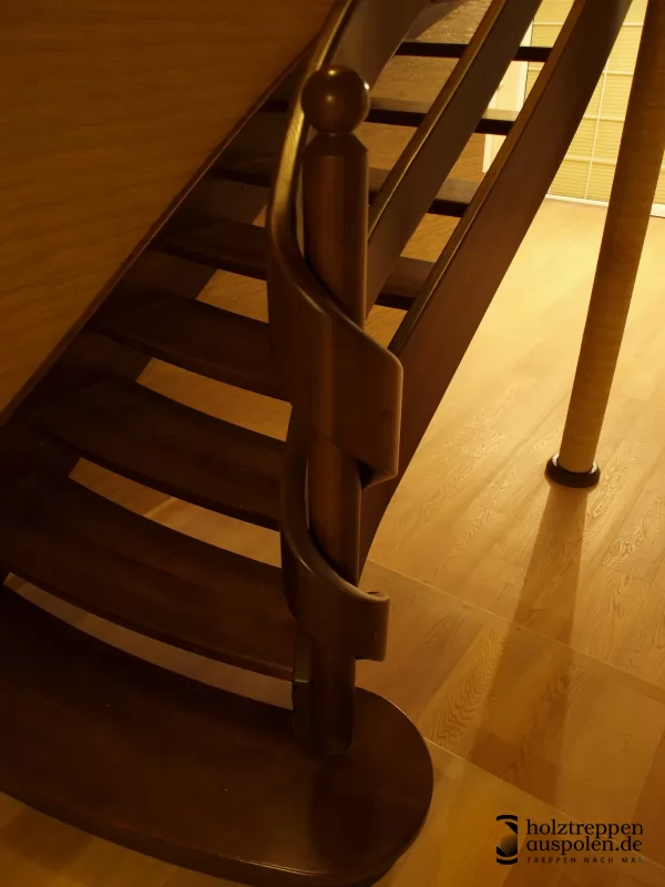 Treppe in Esche mit rundem Pfosten und umgewickeltem Handlauf