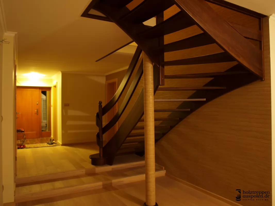 Treppe in Esche mit rundem Pfosten und umgewickeltem Handlauf
