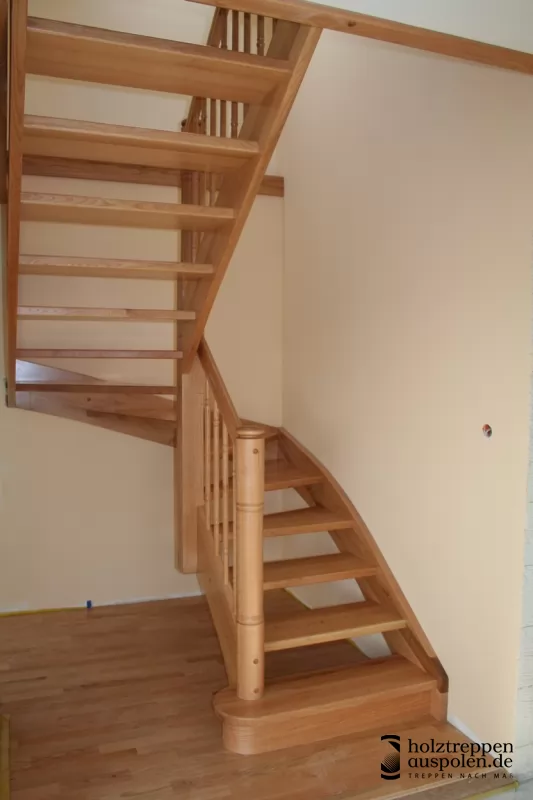 Treppe mit gedrechselten Stäben