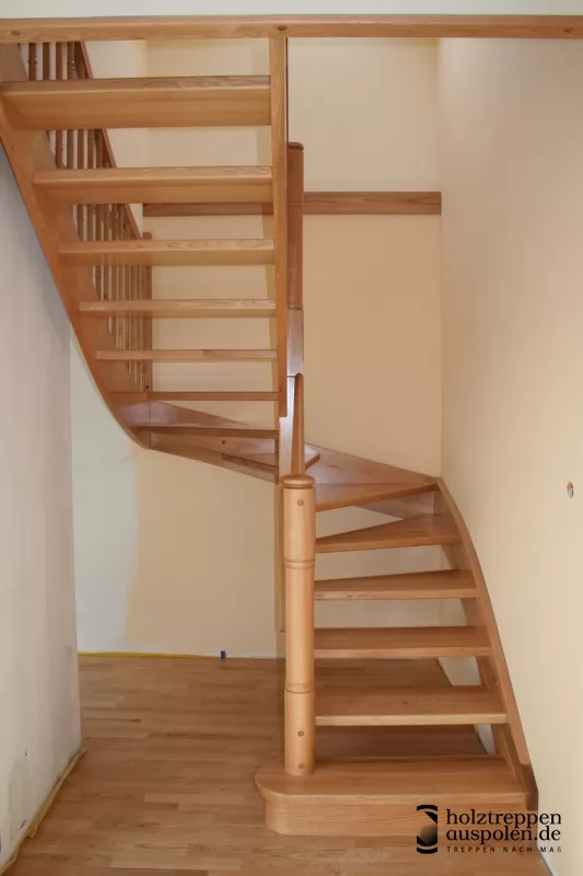 Treppe mit gedrechselten Stäben