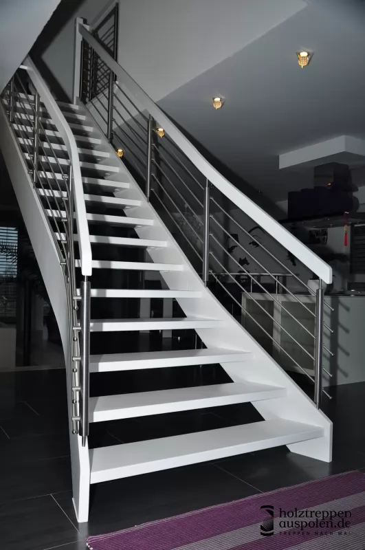 Weisse Treppe mit Reling