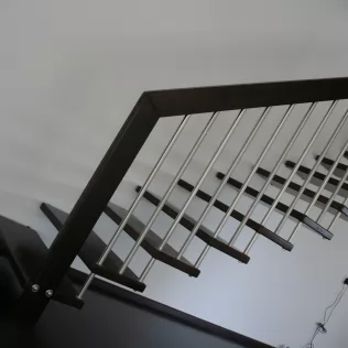Schwarze Treppe freitragend Schwarze Treppe freitragend