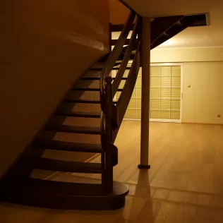 Treppe in Esche mit rundem Pfosten und umgewickeltem Handlauf Treppe in Esche mit rundem Pfosten und umgewickeltem Handlauf