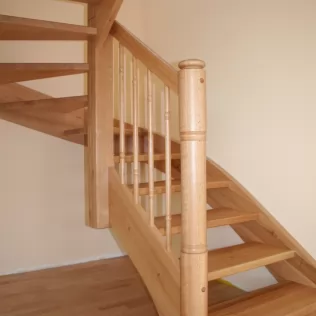Treppe mit gedrechselten Stäben Treppe mit gedrechselten Stäben