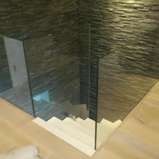 Weisse Faltwerktreppe mit Glasgeländer Weisse Faltwerktreppe mit Glasgeländer