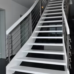 Weisse Treppe mit Reling