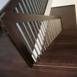 Schwarze Treppe freitragend