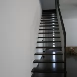 Schwarze Treppe freitragend