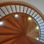 Spindeltreppe mit gebogener Wange