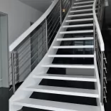 Weisse Treppe mit Reling